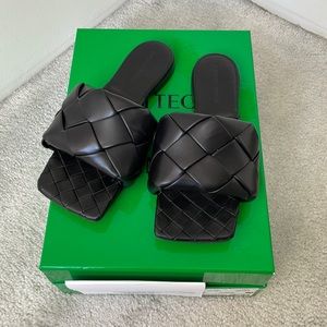 Bottega Veneta flat Lido sandals sz 36